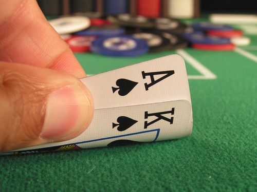 ポーカー戦略の基本原則と勝つためのヒント